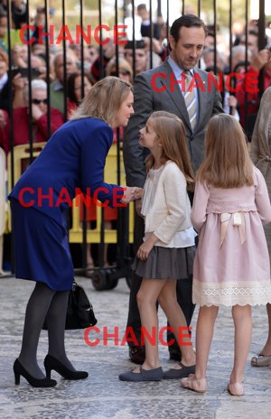 Leonor y Sofía, saludan cortesmente a la la presidenta del Consell de Mallorca, Maria Salom, en la puerta principal del templo gótico mallorquín, donde oficia la misa el obispo de Mallorca, Javier Salinas