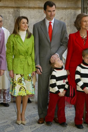 Su primera aparición fue en 2005, siendo todavía novia del Príncipe Felipe.  Letizia, escogió un conjunto de falda con motivos florales de gasa y chaqueta tipo gabardina corta, anudada en tonos verdes lima.