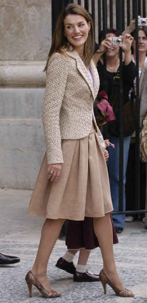 En 2006 se decantó también por una falda en todos camel de vuelo y chaqueta tweed entallada con un peep toes en serpiente en tonos marrones.