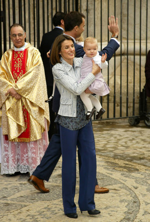 En 2008 Letizia cogió el toro por los cuernos y apostó por ponerse pantalones, un look que ahora después de los modelos que ha lucido, no se queda en el mejor de los lugares del top ten... Además esa media melena, no era de lo más favorecedora.