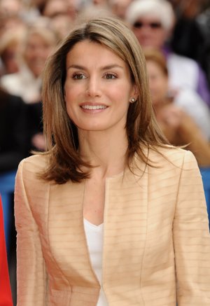 2009 fue el momento inflexión en el que apareció una Letizia rompedora, muy guapa. Cambio de pelo con unas finísimas mechas que matizaban mucho su melena más larga que el año anterior y su rinoplastia, hacen que el cambio fuera radical.