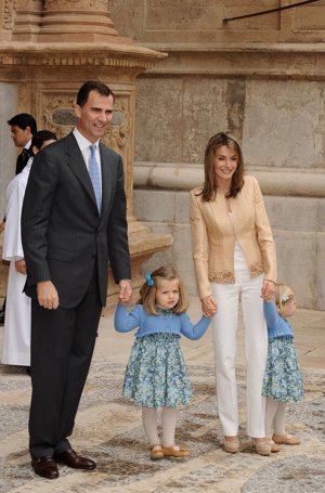 Ese día la mujer del Príncipe lució un pantalón en color blanco con camiseta blanca y chaqueta en tonos dorados con cuello a la caja y bajo con incrustraciones de piedras. Letizia se subió unos mocasines en color nude con plataforma... Unos discretos 'letizios'.