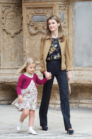 2011, mismos zapatos que el año anterior, pantalones rectos a la cintura y blusa romántica en negro con flores, que junto a una cazadora camel de piel le dio un toque más colorido y clutch en distinta gama de camel.