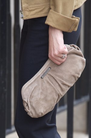 La Reina utilizó en 2011 un bolso de mano en ante en color arena muy práctico