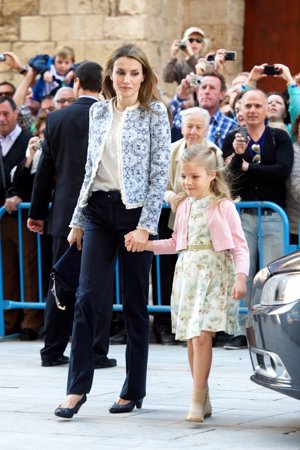 2013 y 2014 se han caracterizado por el azul.  Letizia suele utilizar el azul marino. Dos conjuntos muy parecidos pero sumamente diferentes.