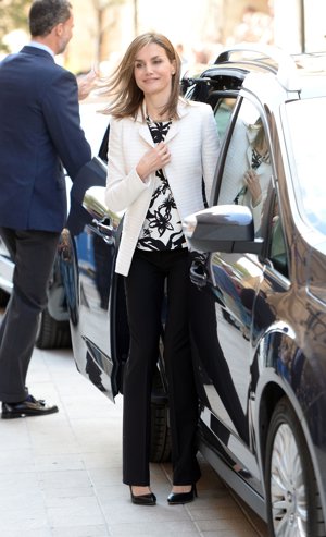 Este 2015 Letizia se ha estrenado como Reina con un sencillo look black and white, con camisa low cost firmada por la prestigiosa firma española de Isak Andic, Mango 29,90€. Una blusa blanca con estampados de flores en negro que recuerda a otra que tiene muy parecida pero con algún motivo en rojo.