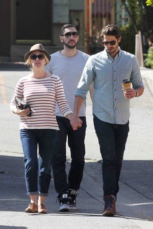 Jennie Garth irradia felicidad junto a su  novio, Dave Abrams con quien pasea de la mano por Los Ángeles.