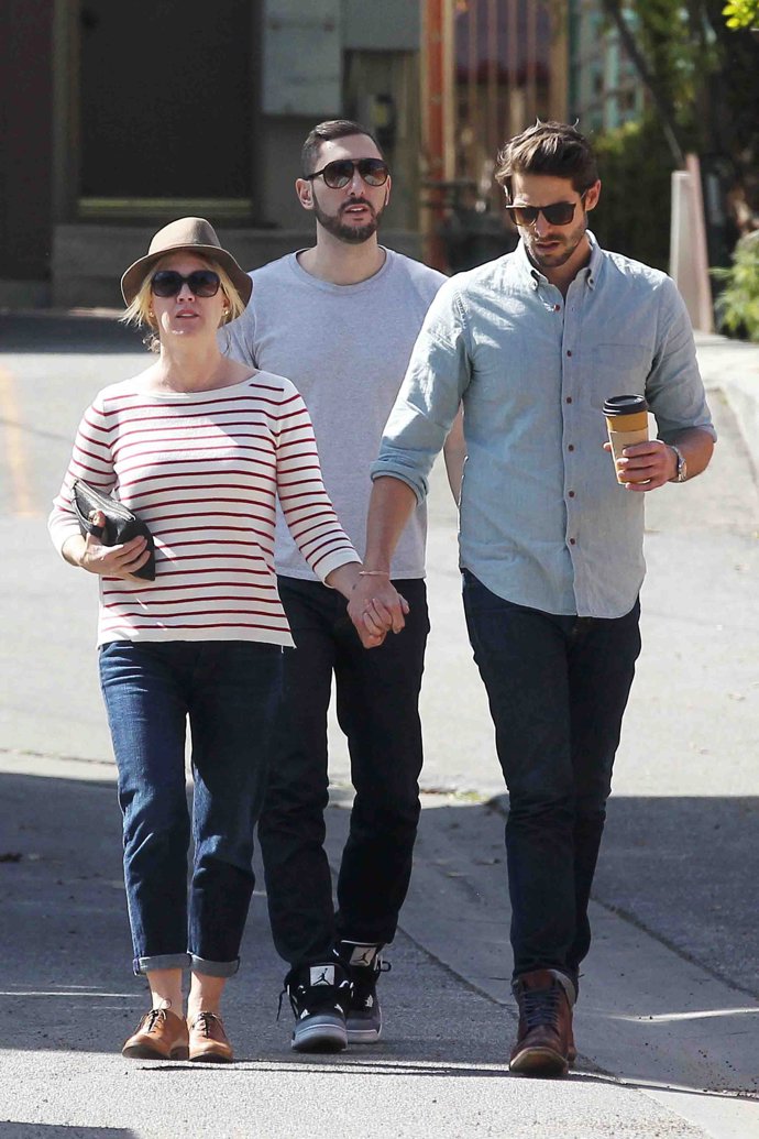 JENNIFER GARTH JUNTO A SU NOVIO DAVE ABRAMS