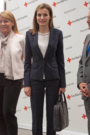 Letizia, fiel a su look 'working girl' y a Hugo Boss en la reunión con la Cruz Roja
