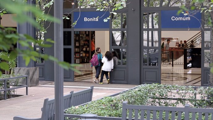 Mujeres en la puerta de un edificio donde hay dos entradas una pra mujeres guapas y otras para las que se consideran normales. LAs dos mujeres deciden muy contentas, entrar por la puerta de la de guapas, ¿y por qué no?