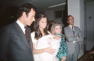 Julio Iglesias e Isabel Preysler en el bautizo de Julio José en 1973