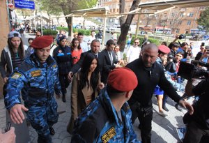 Las Kardashian desatan la locura en su visita a Armenia