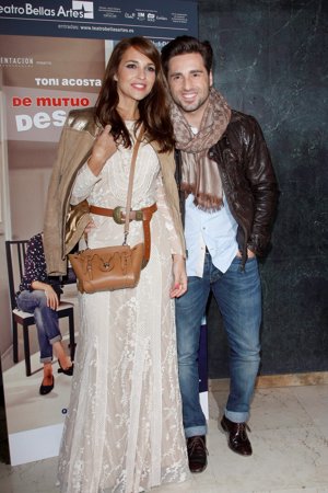 Paula Echevarría es una incondicional de este tipo de listas. En la obra de teatro de 'De mutuo acuerdo' la vimos radiante con este look años 70 de vestido largo