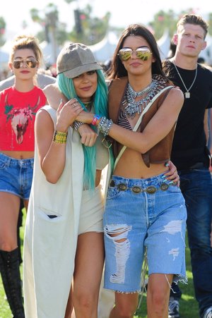 Las hermanas Jenner, Kylie y Kendall muy unidas en el Coachella