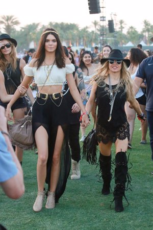 Kendall Jenner luciendo piernas con esta falda a la que acompaña con un crop top