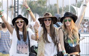 La modelo Miranda Kerr también es una asidua de este festival. Aquí la vemos muy divertida posando con sombrero y las imprescindibles gafas de sol