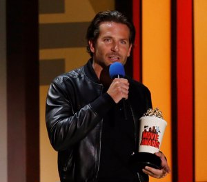 El guapísimo Bradley Cooper fue uno de los premiados por la película El Francotirador