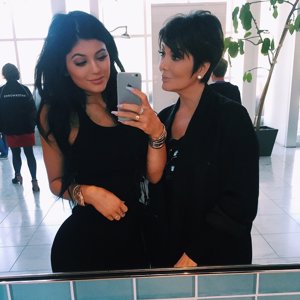 Con su madre Kris Jenner resaltando sus curvas