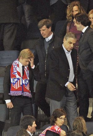 Cayetano Martínez de Irujo y su hijo Luis, dos aficionados más en el derbi madrileño