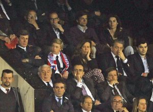 Cayetano Martínez de Irujo y su hijo Luis, dos aficionados más en el derbi madrileño