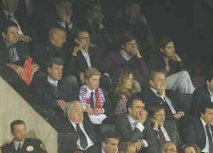 Cayetano Martínez de Irujo y su hijo Luis, dos aficionados más en el derbi madrileño