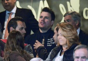 Cayetano Martínez de Irujo y su hijo Luis, dos aficionados más en el derbi madrileño