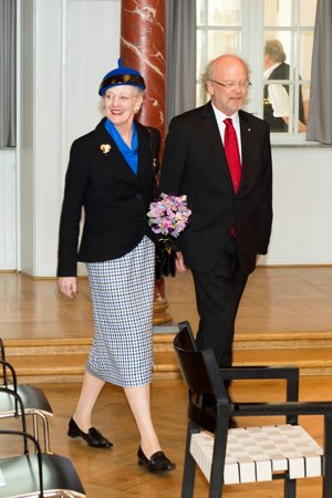 Margarita de Dinamarca recibe un cuadro como regalo por su 75 cumpleaños