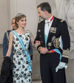 La Reina Letizia deslumbra con su tiara de diamantes y vestida de Felipe Varela