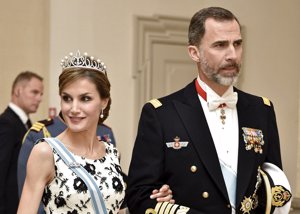 La Reina Letizia deslumbra con su tiara de diamantes y vestida de Felipe Varela