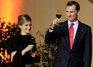 En aquel entonces los Príncipes Felipe  y Letizia brindan con vino