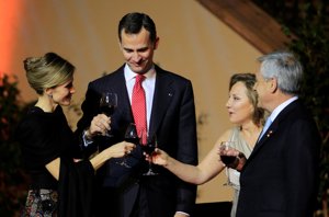 Letizia brindando con el Presidente de Chile y su mujer