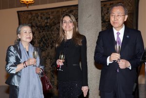 Letizia con copa de cava brindando con el Secretario General de Naciones Unidas Ban Ki Moon y su mujer en el una rececpción en el Pardo