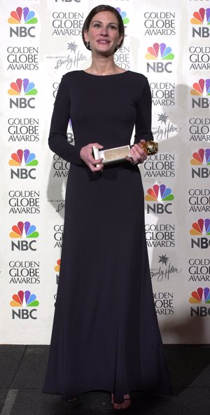 Julia Roberts con un vestido muy sobrio durante la entrega de premios de los Globo de Oro de 2001