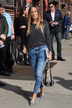 La actriz Sarah Jessica Parker opta por un look más desenfadado con pantones 