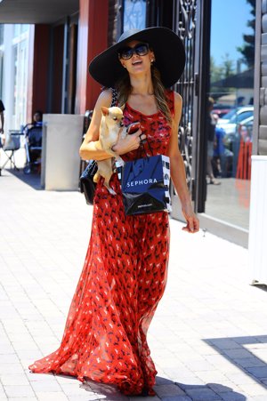 Paris Hilton, rota de dolor por la muerte de su chihuahua Tinkerbell