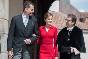 Letizia 'esconde' su cambio de look en el Premio Cervantes