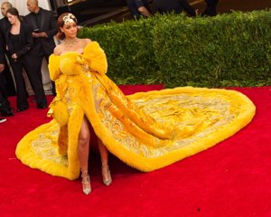 Rihanna y su impresionante vestido capa en la Gala Met