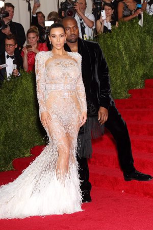 Kim Kardashian acompañada de su marido el rapero Kanye West en la Gala Met