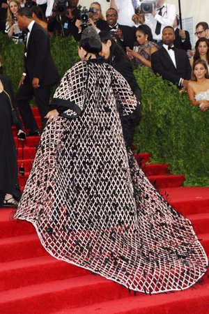 También apostó la extravagante Gaga por un diseño voluminoso