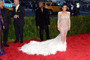 Kanye West junto a Kim Kardashian en la Gala MET
