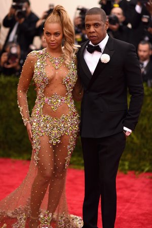 Beyoncé continuó con su tradición y escogió un diseño de Givenchy con el que posó radiante y espectacular. Escote infinito y sensualidad a rebosar fueron las dos notas protagonistas de su outfit.