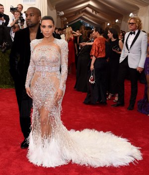 Kim Kardashian no dudó en optar por las transparencias más arriesgadas con un espectacular diseño de Roberto Cavalli.