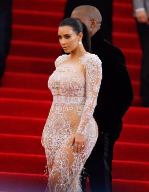 Kim Kardashian no dudó en optar por las transparencias más arriesgadas con un espectacular diseño de Roberto Cavalli.