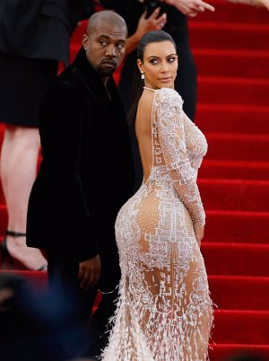 Kim Kardashian no dudó en optar por las transparencias más arriesgadas con un espectacular diseño de Roberto Cavalli.