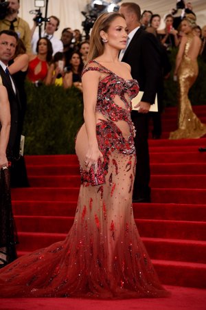 Jennifer Lopez lució un diseño de Atelier Versace con un gran dragón rojo en referencia al dress code de la gala, basado en el China. Aunque sus transparencias estaban ocultas bajo una tela que cubría su piel.