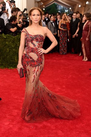 Jennifer Lopez lució un diseño de Atelier Versace con un gran dragón rojo en referencia al dress code de la gala, basado en el China. Aunque sus transparencias estaban ocultas bajo una tela que cubría su piel.