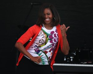 Michelle obama bailando es una de las mujeres que no está en los cánones de las dietas