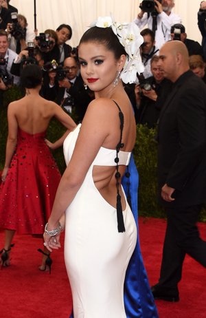 Selena Gomez muestra sin tapujos su espalda sin prejucios