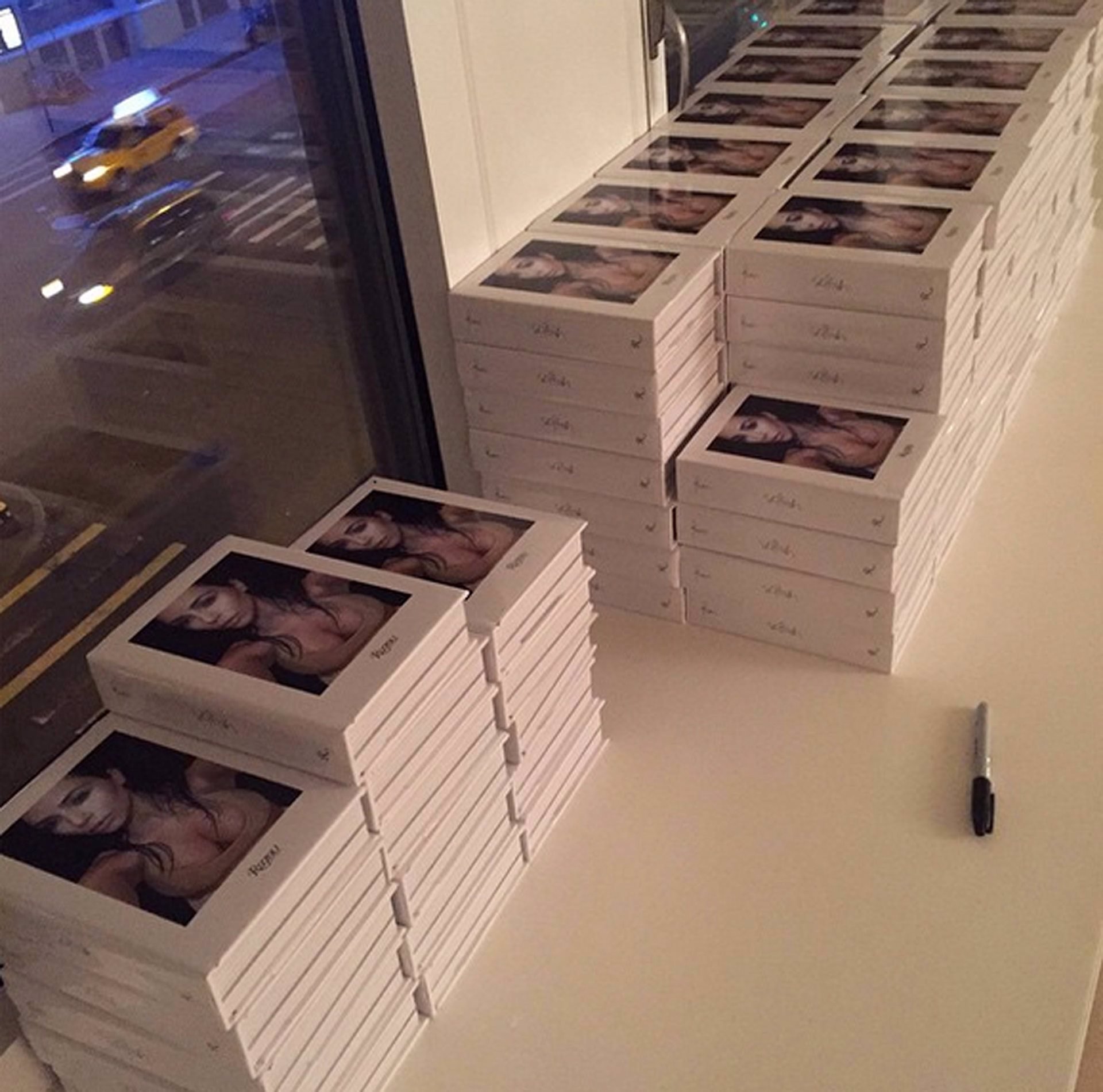 Ejemplares apilados del libro Selfish de Kim Kardashian
