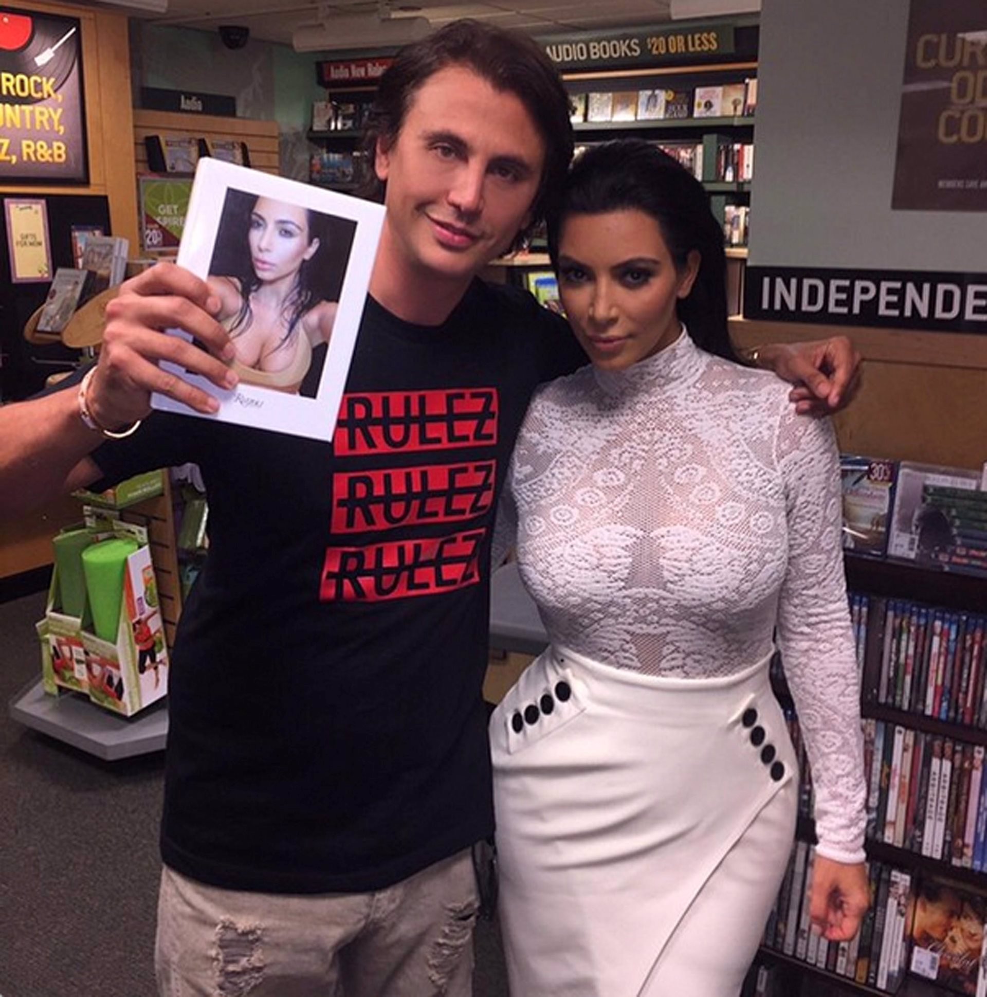 Kim Kardashian y Jonathan Cheban en la presentación del libro 'Selfish'